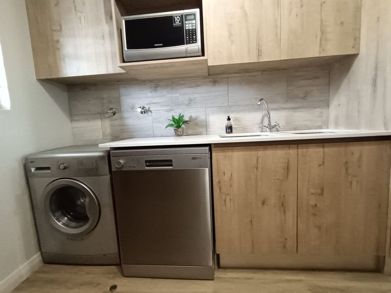 Contemporary 3 Bedroom Apartment - Photo 3