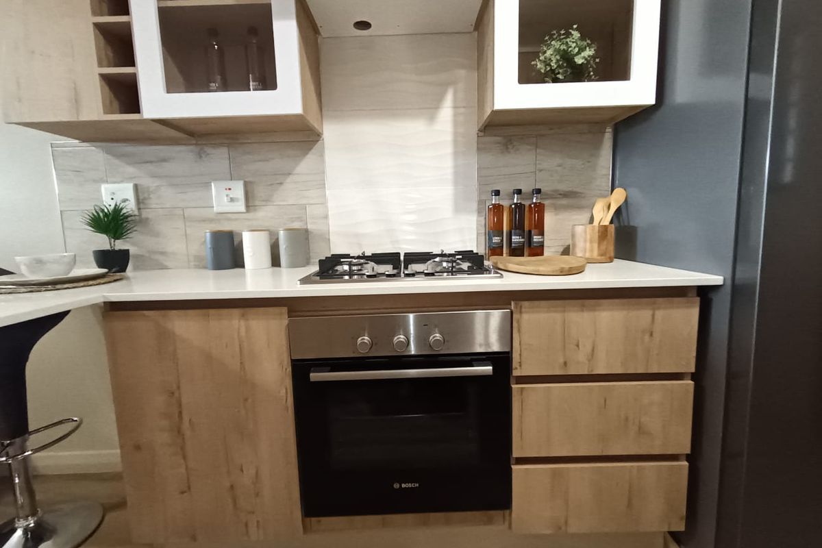 Contemporary 3 Bedroom Apartment - Photo 4