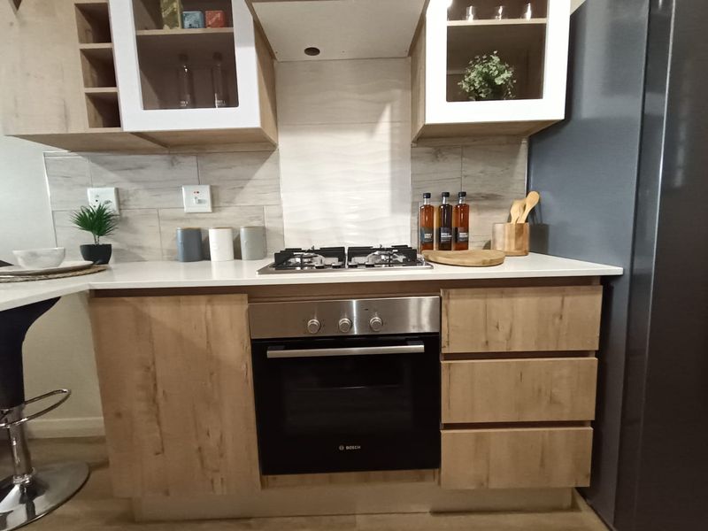 Contemporary 3 Bedroom Apartment - Photo 4