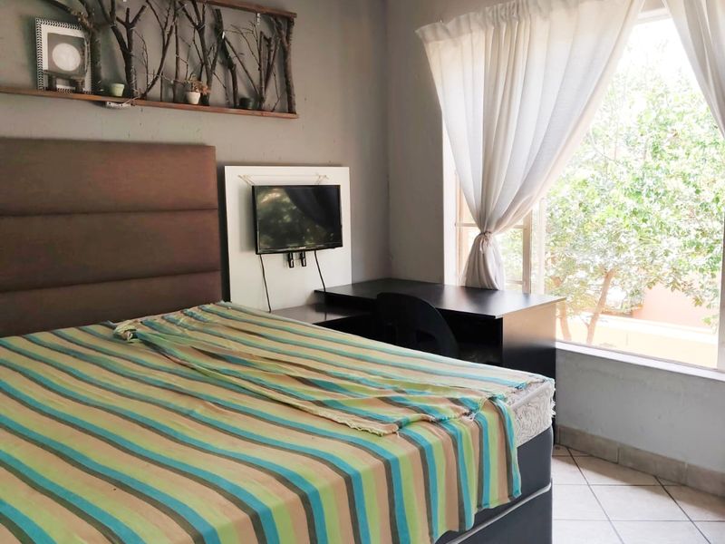 This magnificent Pet-friendly townhouse is priced at an absolutely fantastic bargain. - Photo 9