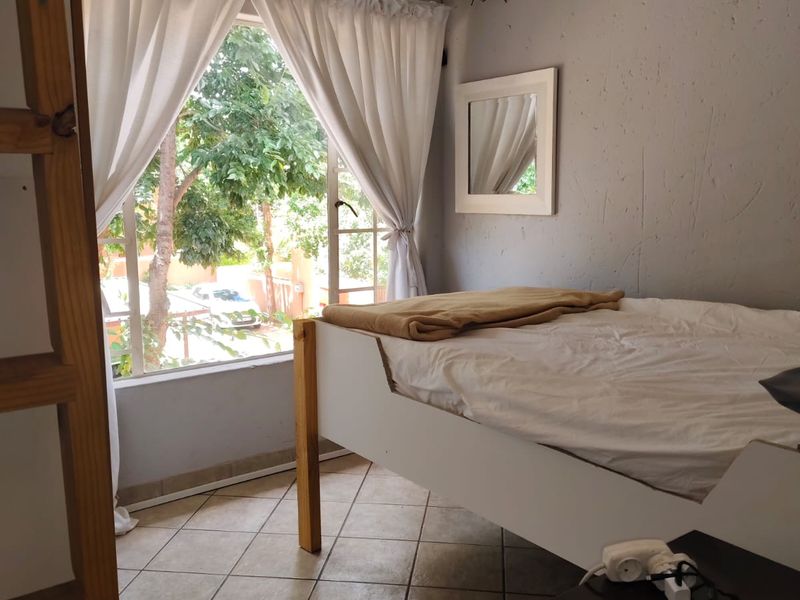 This magnificent Pet-friendly townhouse is priced at an absolutely fantastic bargain. - Photo 8