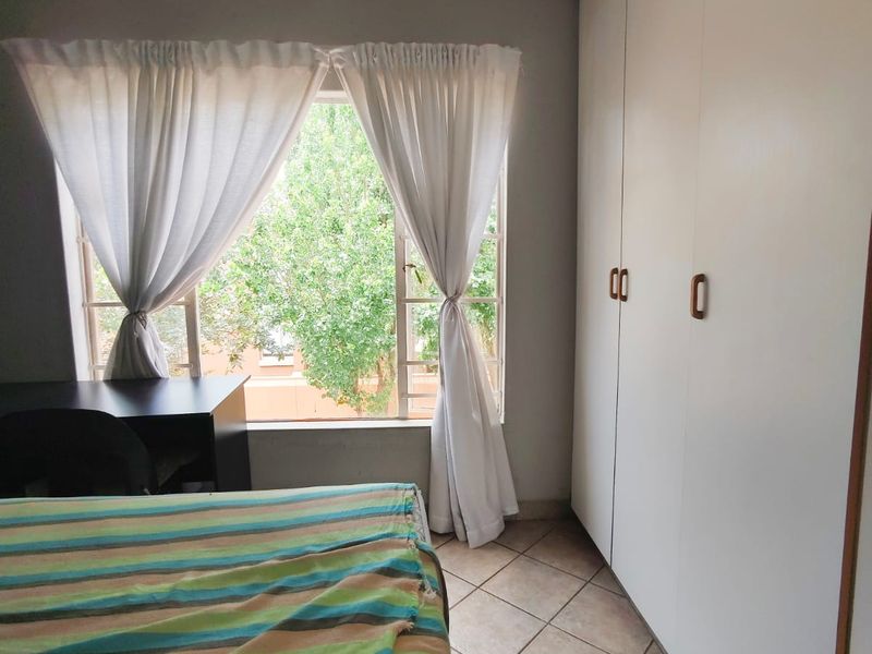 This magnificent Pet-friendly townhouse is priced at an absolutely fantastic bargain. - Photo 7