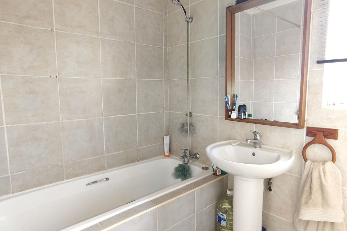 This magnificent Pet-friendly townhouse is priced at an absolutely fantastic bargain. - Photo 4