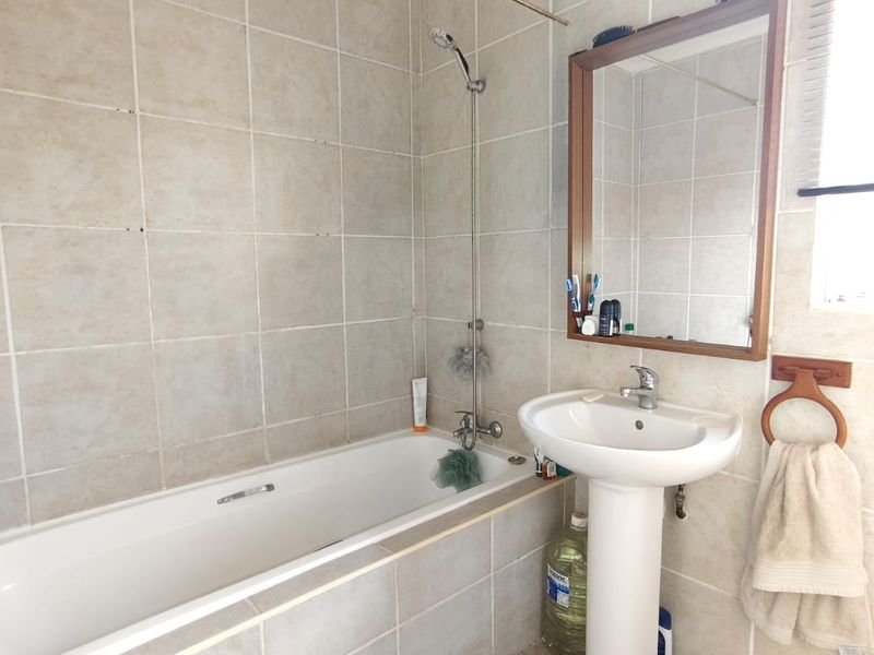 This magnificent Pet-friendly townhouse is priced at an absolutely fantastic bargain. - Photo 4