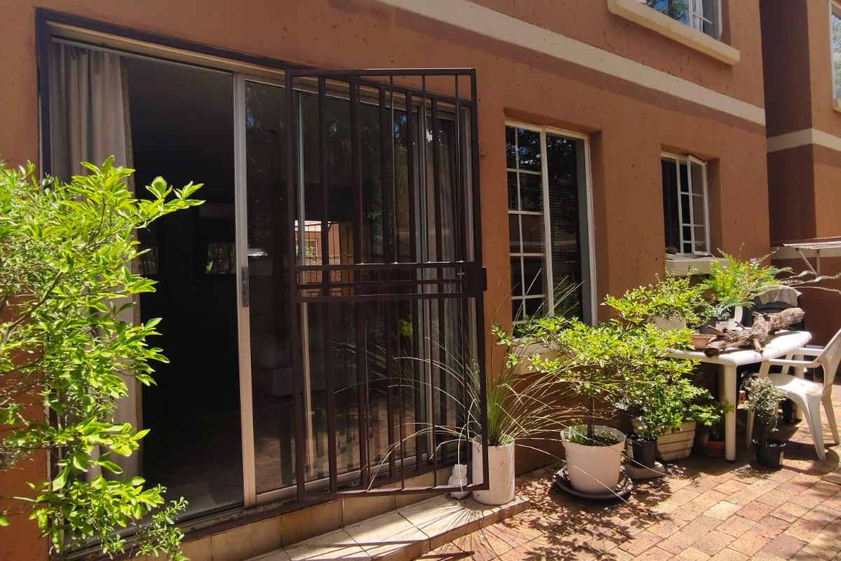 This magnificent Pet-friendly townhouse is priced at an absolutely fantastic bargain. - Photo 2