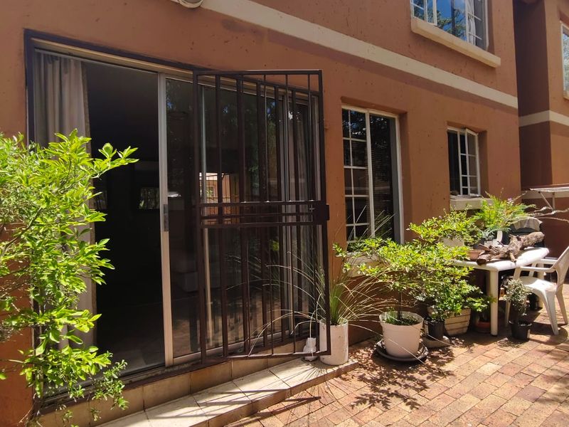 This magnificent Pet-friendly townhouse is priced at an absolutely fantastic bargain. - Photo 2