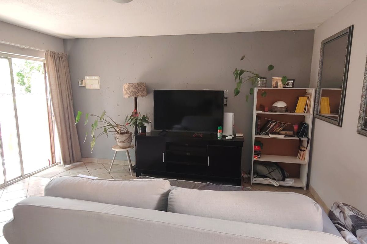 This magnificent Pet-friendly townhouse is priced at an absolutely fantastic bargain. - Photo 3