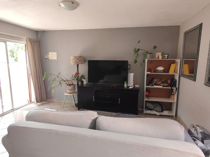 This magnificent Pet-friendly townhouse is priced at an absolutely fantastic bargain. - Photo 3