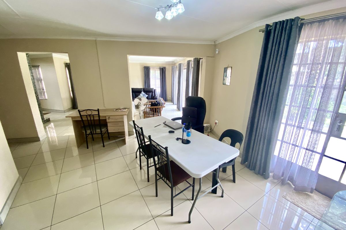 Large Family Home - Photo 4