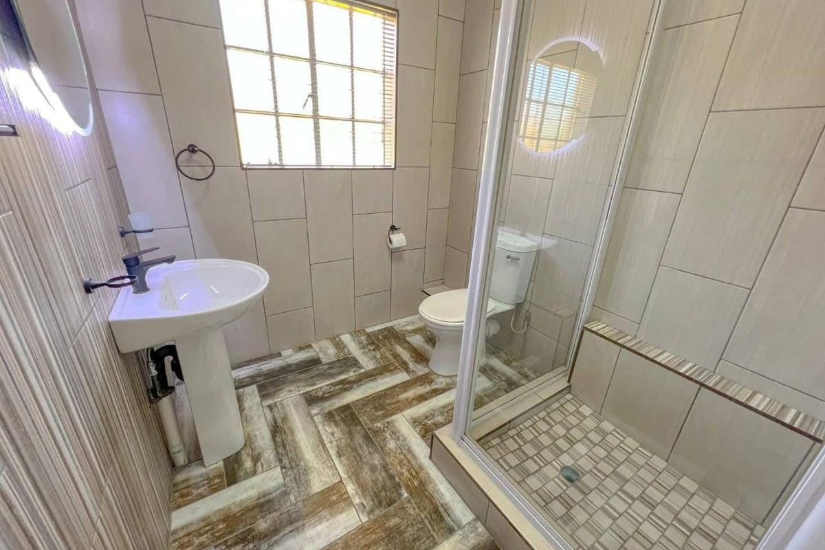 Absolute Stunning Townhouse for Sale in Sasolburg! - Photo 2