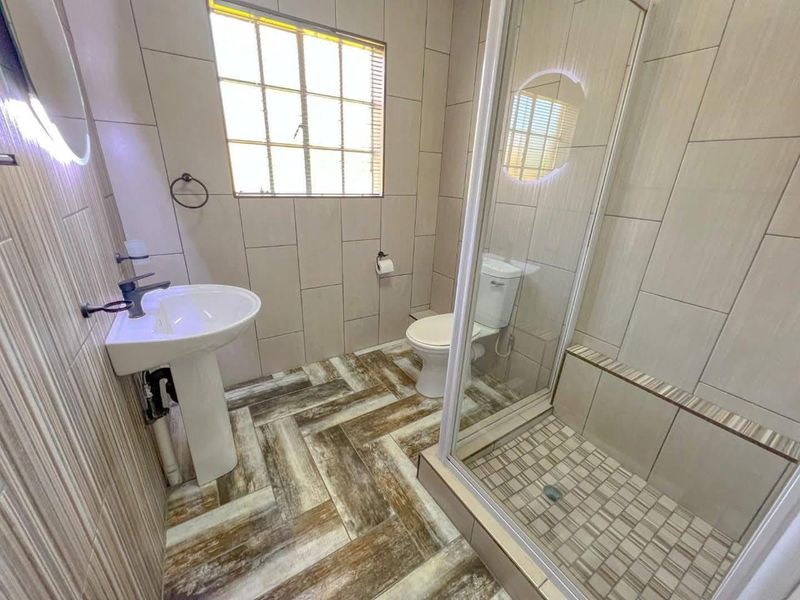 Absolute Stunning Townhouse for Sale in Sasolburg! - Photo 2