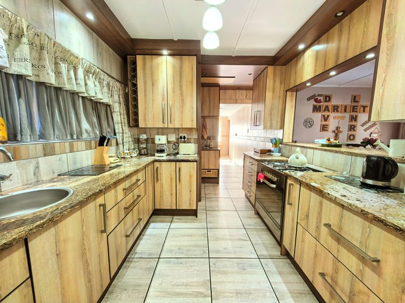 Exceptional Family Home with Premium Features & Outstanding Entertainment Spaces in Sasolburg - Photo 10