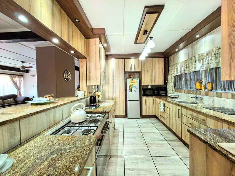 Exceptional Family Home with Premium Features & Outstanding Entertainment Spaces in Sasolburg - Photo 9