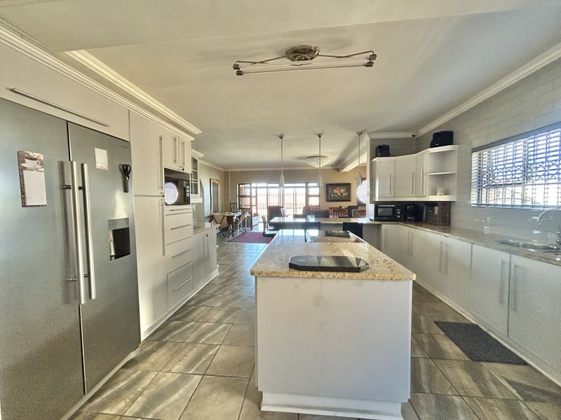 Contemporary Home with flatlet and Exceptional Sea Views - Photo 10