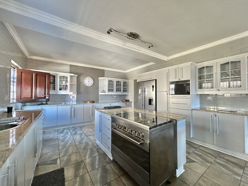 Contemporary Home with flatlet and Exceptional Sea Views - Photo 8