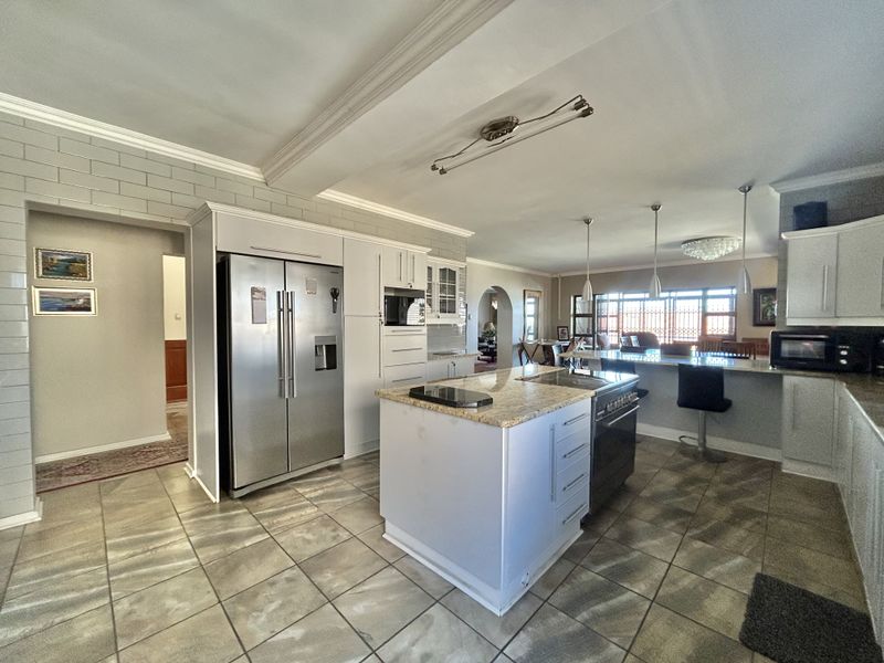 Contemporary Home with flatlet and Exceptional Sea Views - Photo 9