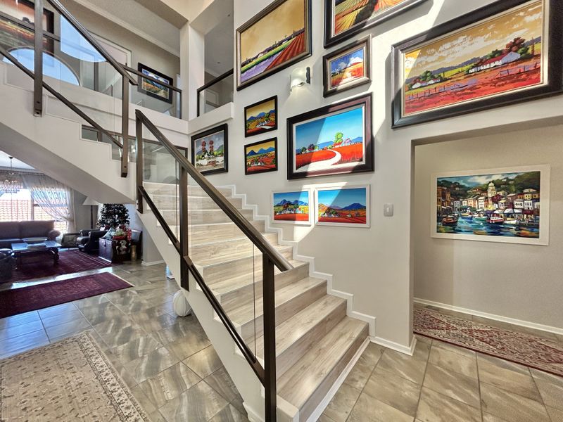 Contemporary Home with flatlet and Exceptional Sea Views - Photo 4