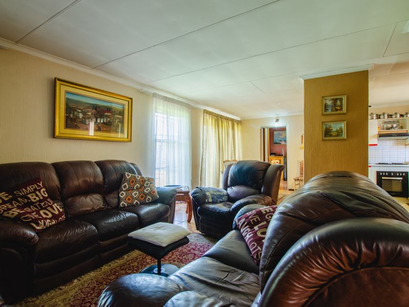 3 Bedroom House in Leachville Ext1 - Photo 9