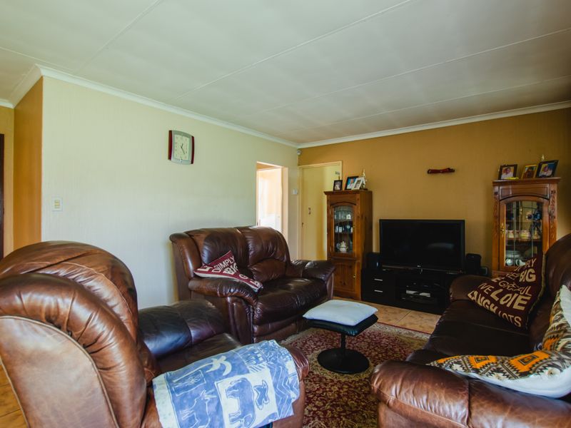 3 Bedroom House in Leachville Ext1 - Photo 8