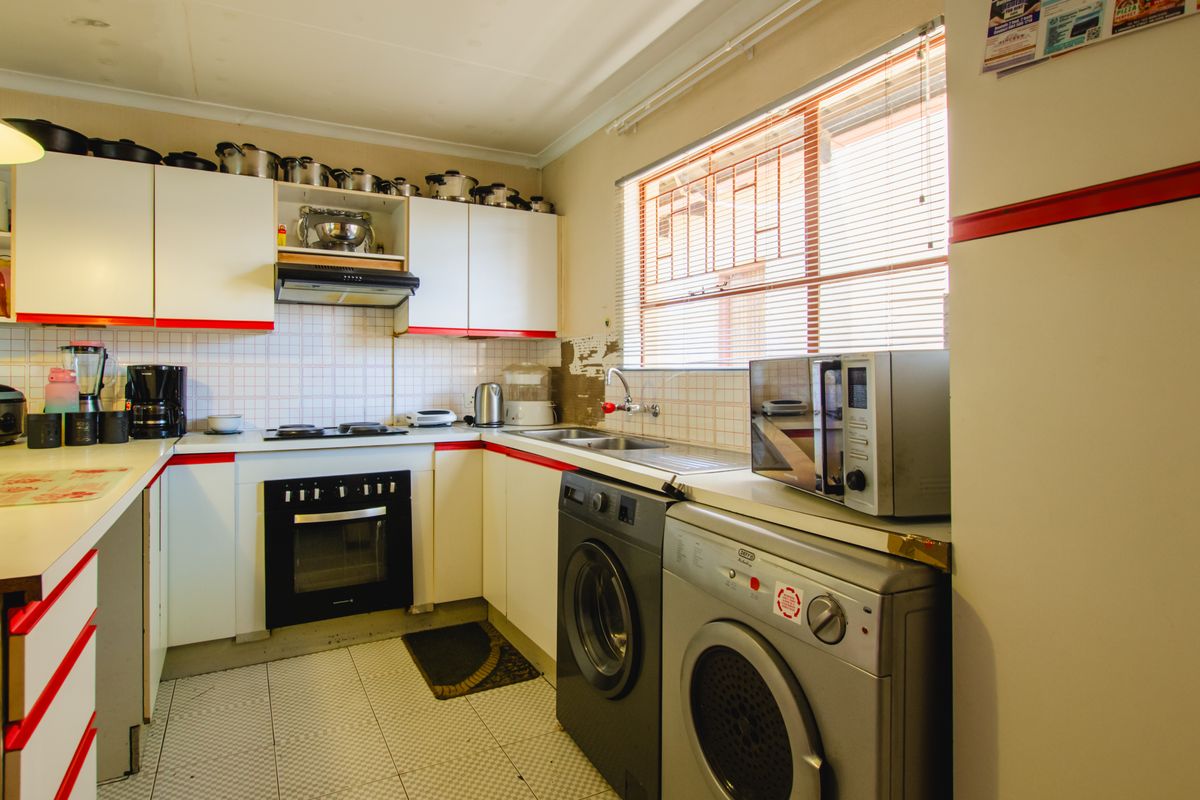 3 Bedroom House in Leachville Ext1 - Photo 2