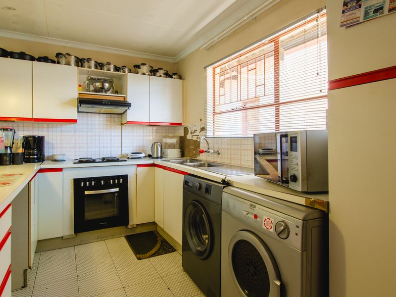 3 Bedroom House in Leachville Ext1 - Photo 2