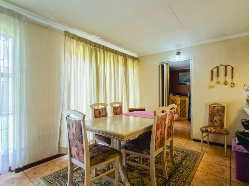 3 Bedroom House in Leachville Ext1 - Photo 4