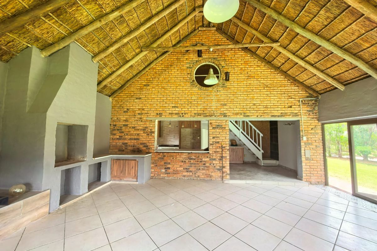 Beautiful, newly built, modern house for sale in a secure estate next to the Vaal River. - Photo 5