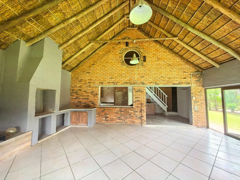 Beautiful, newly built, modern house for sale in a secure estate next to the Vaal River. - Photo 5