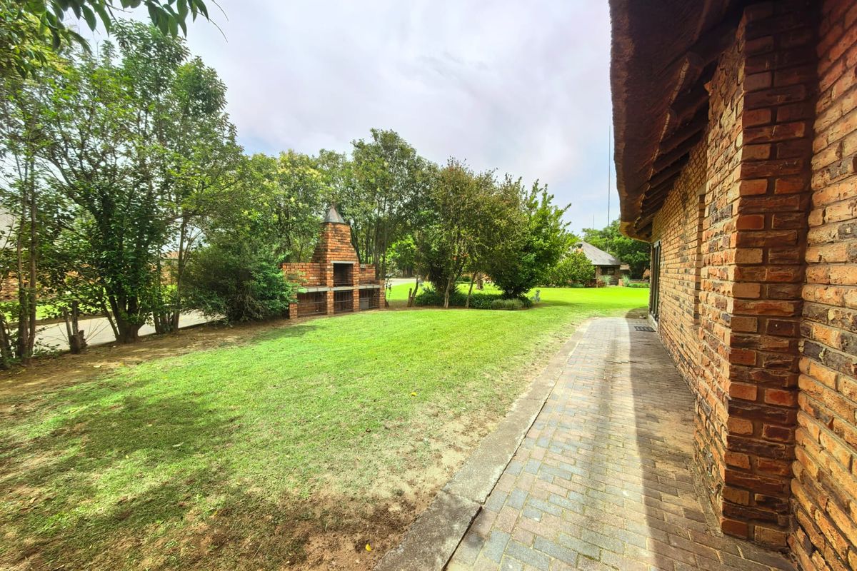 Beautiful, newly built, modern house for sale in a secure estate next to the Vaal River. - Photo 2