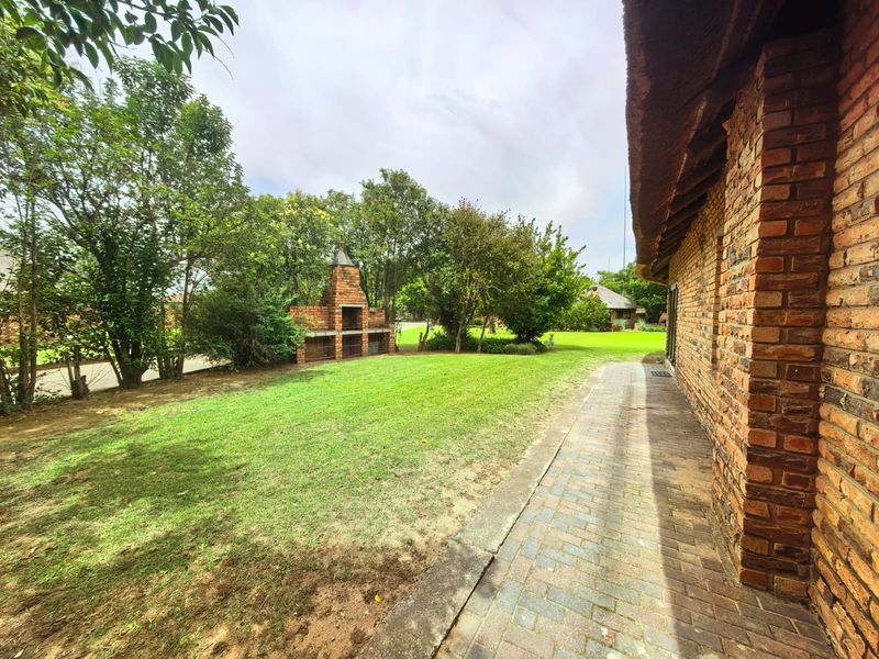 Beautiful, newly built, modern house for sale in a secure estate next to the Vaal River. - Photo 2