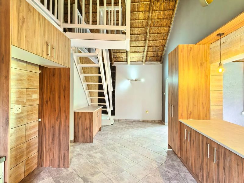 Beautiful, newly built, modern house for sale in a secure estate next to the Vaal River. - Photo 10