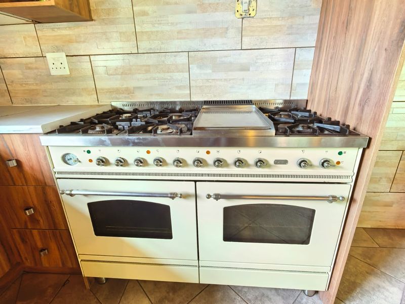 Beautiful, newly built, modern house for sale in a secure estate next to the Vaal River. - Photo 9