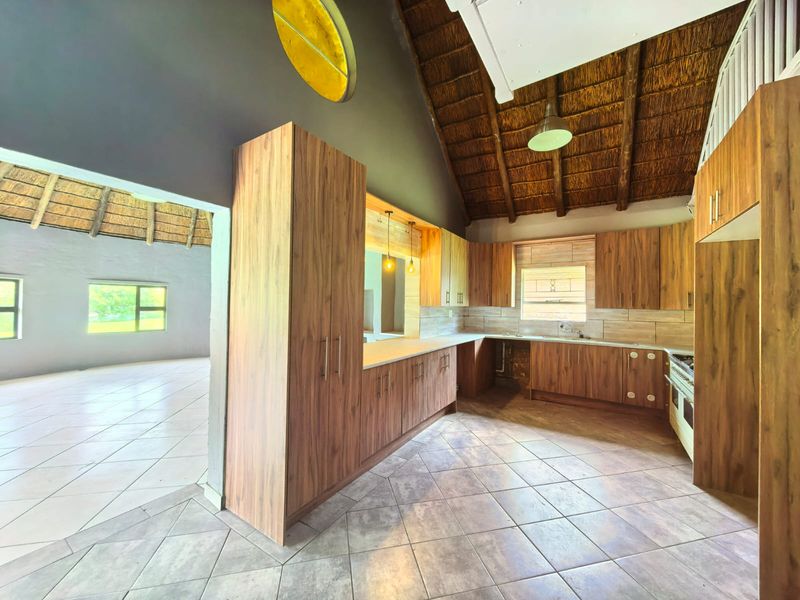 Beautiful, newly built, modern house for sale in a secure estate next to the Vaal River. - Photo 8