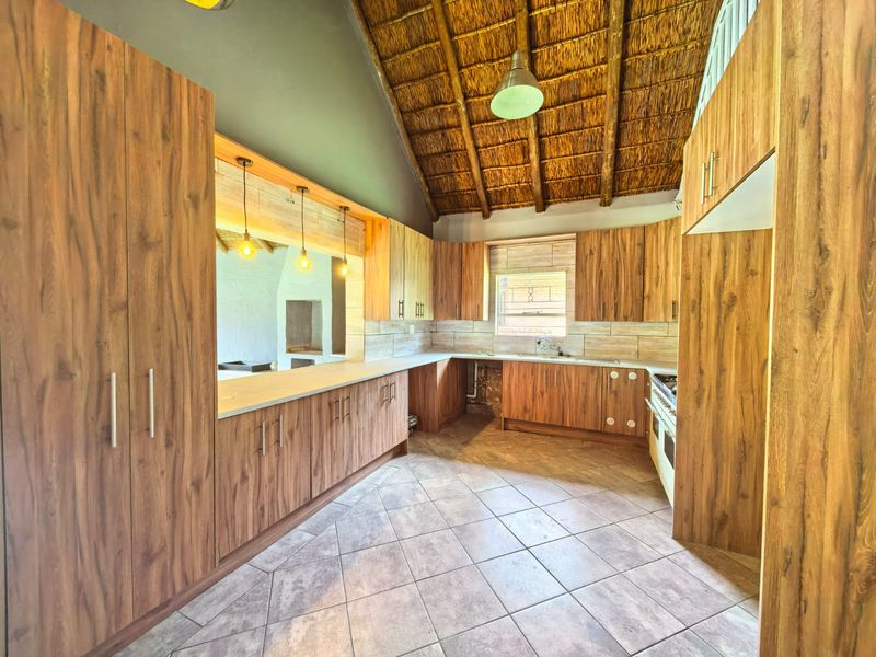 Beautiful, newly built, modern house for sale in a secure estate next to the Vaal River. - Photo 7