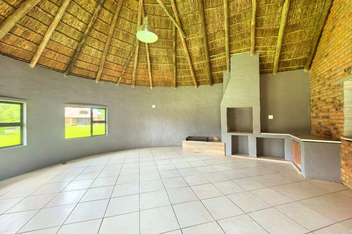 Beautiful, newly built, modern house for sale in a secure estate next to the Vaal River. - Photo 4