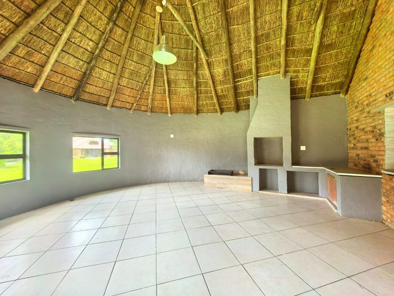 Beautiful, newly built, modern house for sale in a secure estate next to the Vaal River. - Photo 4