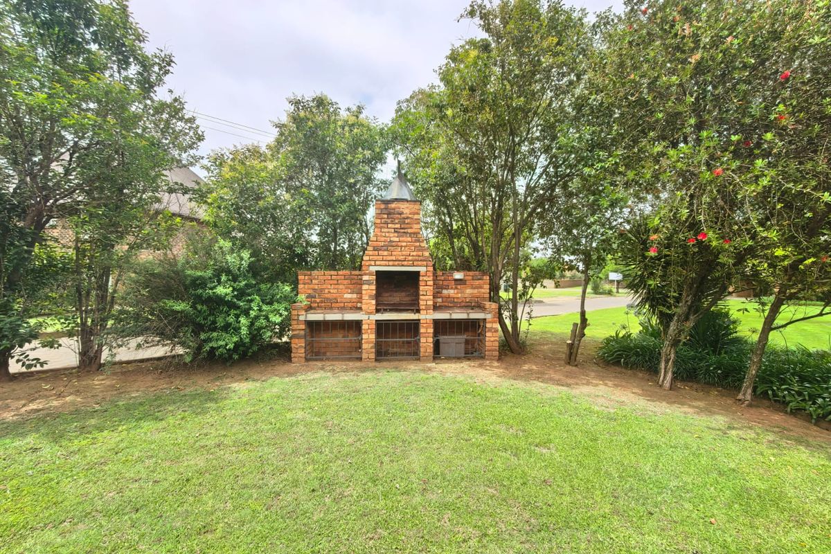 Beautiful, newly built, modern house for sale in a secure estate next to the Vaal River. - Photo 3