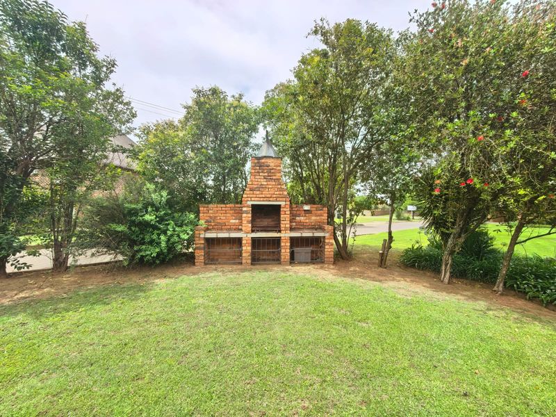 Beautiful, newly built, modern house for sale in a secure estate next to the Vaal River. - Photo 3