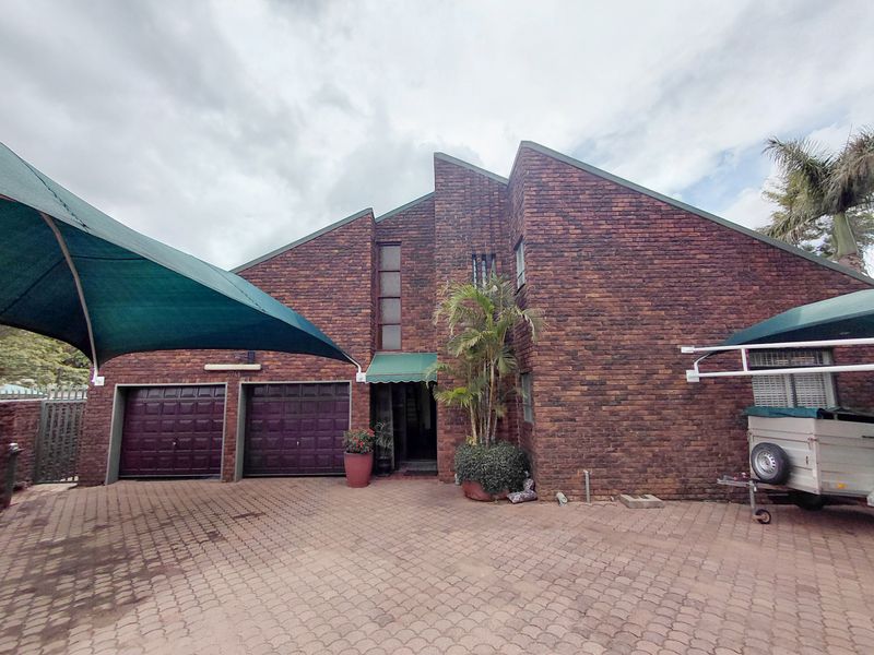 A Spacious & Stylish 5-Bedroom Family Retreat in Polokwane - Photo 2