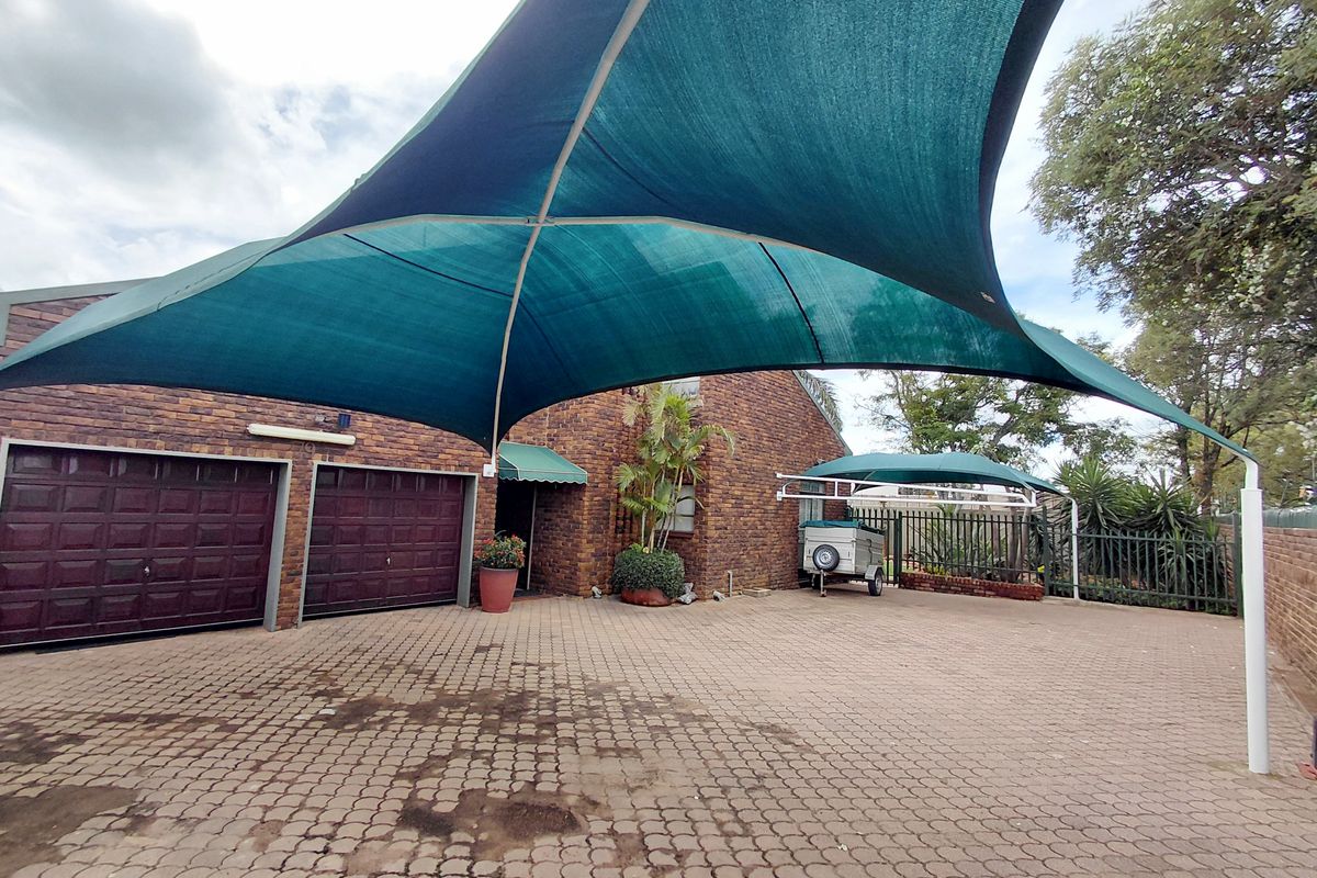 A Spacious & Stylish 5-Bedroom Family Retreat in Polokwane - Photo 3