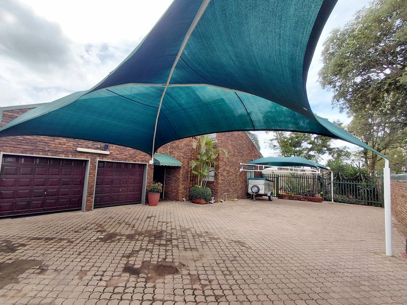 A Spacious & Stylish 5-Bedroom Family Retreat in Polokwane - Photo 3