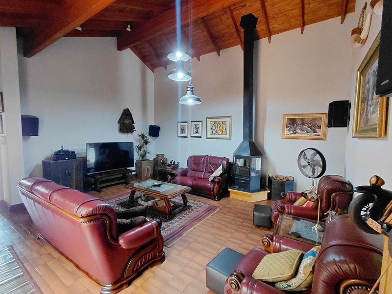 A Spacious & Stylish 5-Bedroom Family Retreat in Polokwane - Photo 7