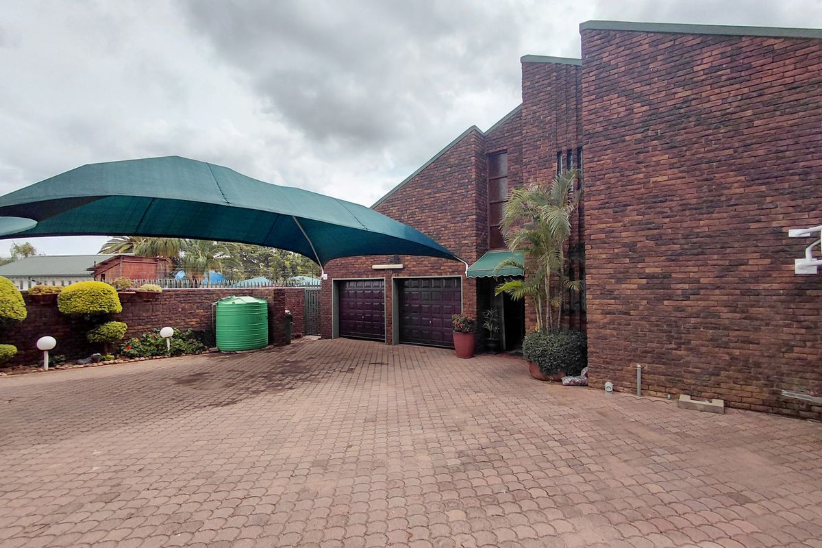 A Spacious & Stylish 5-Bedroom Family Retreat in Polokwane - Photo 4