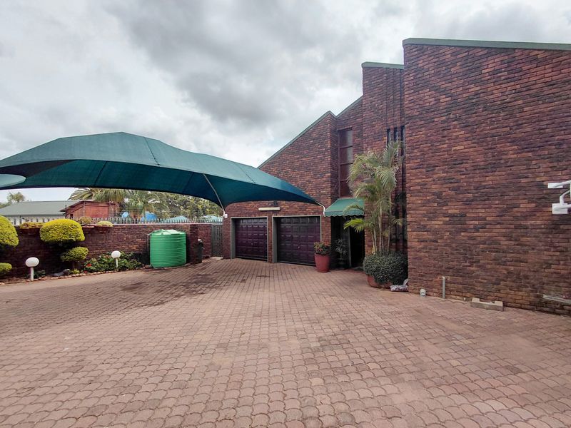 A Spacious & Stylish 5-Bedroom Family Retreat in Polokwane - Photo 4