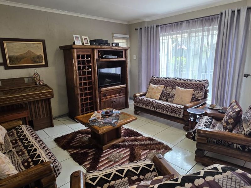 Immaculate 3-Bedroom Unit in a Secure Sectional Title Complex - Photo 4