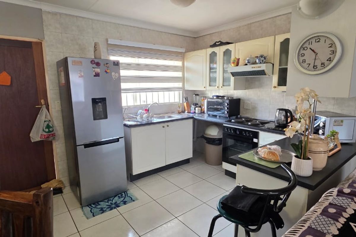 Immaculate 3-Bedroom Unit in a Secure Sectional Title Complex - Photo 3