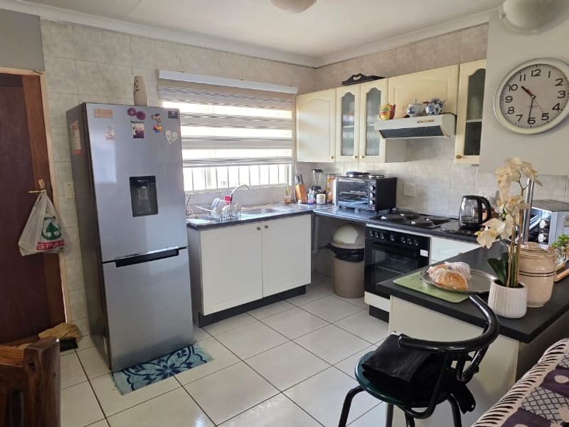 Immaculate 3-Bedroom Unit in a Secure Sectional Title Complex - Photo 3