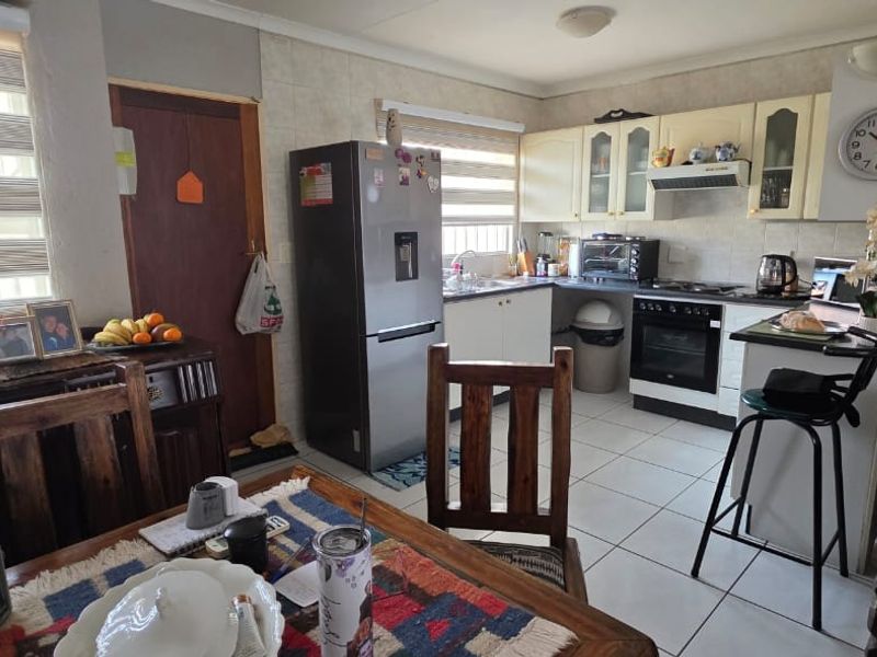 Immaculate 3-Bedroom Unit in a Secure Sectional Title Complex - Photo 2