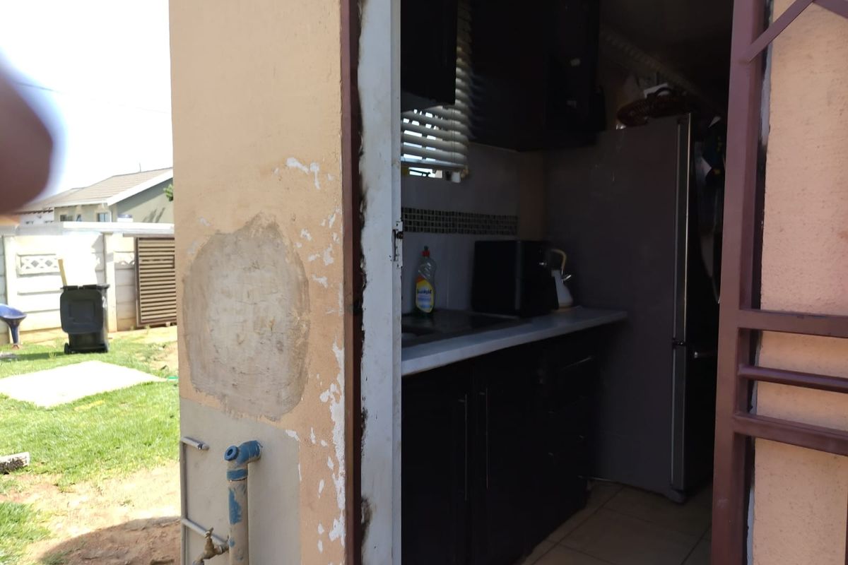 Family Retreat in Savanna City - Photo 3