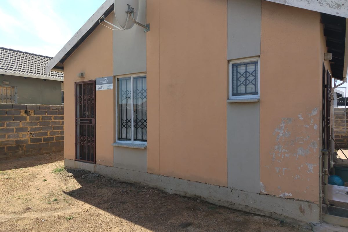 Family Retreat in Savanna City - Photo 2